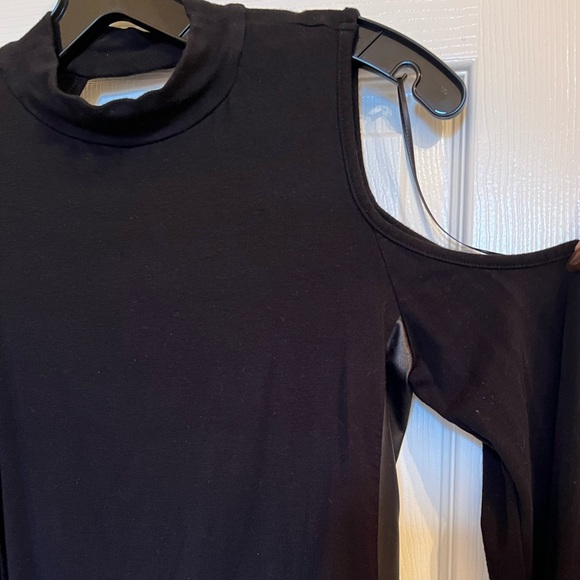 Guess Top Off Shoulder Cut Out Long Sleeve - Picture 2 of 5